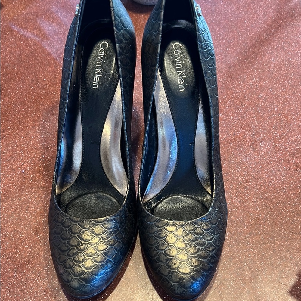 Calvin Klein olive and black Textured Heels 6.5